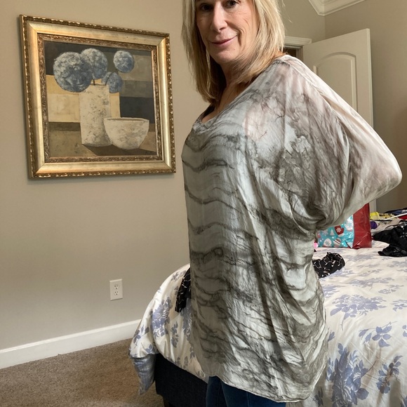 Cute flattering flowing top - Picture 2 of 3